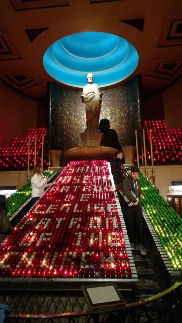Imagen del Sr. San José dentro del oratorio donde los fieles prenden veladoras para pedir un milagro.