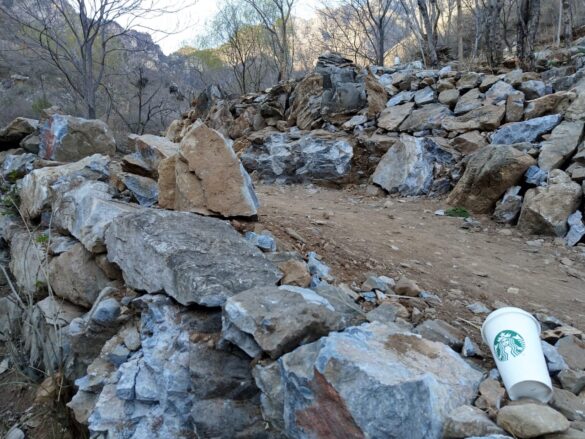 Casualmente alguien olvidó su vaso de café a los pies de la Gran Muralla China, en Pekín.