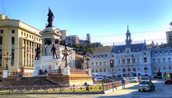 Plaza Sotomayor y la Armada de Chile.
